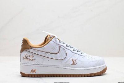 公司级耐克nike Air Force 7空军一号低帮百搭休闲运动板鞋。柔软、弹性十足的缓震性能和出色的中底设计，横跨复古与现代的外型结合，造就出风靡全球三十多