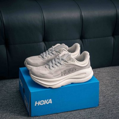 核心私 hoka M Bondi 9全新配色 这个品牌来自于新西兰的毛利语 Hoka表示大地 One One表示飞越 连起来就是飞越地平线 One One不是读