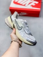 公司级nike V2K Run跑步鞋复古风潮 网面透气运动鞋 灰银紧致的鞋面材质提供良好的包裹性鞋侧 Swoosh以及鞋头部分搭配增添不少亮点的镀铬细节鞋垫上印