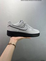 公司级Nike Air Force 1 Low 空军一号低帮百搭休闲运动板鞋。柔软、弹性十足的缓震性能和出色的中底设计，横跨复古与现代的外型结合，造就出风靡全球
