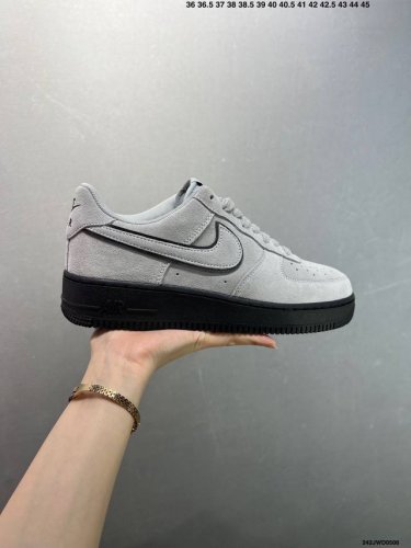 公司级Nike Air Force 1 Low 空军一号低帮百搭休闲运动板鞋。柔软、弹性十足的缓震性能和出色的中底设计，横跨复古与现代的外型结合，造就出风靡全球