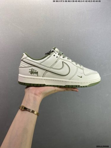 公司级Stussy X Nike Dunk Low 此款主张打破传统的工业化流水线设计限制，以Made By Ideas的超级创意为理念，集结众多潮流设计师，结