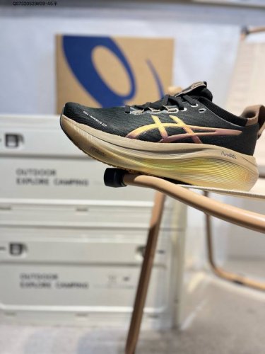 asics Gel-Nimbus 27亚瑟士经典跑鞋 如今机能风和户外风吹得正劲，便是主打“Urban Outdoor机能越野风格”，城市和户外场景都能轻松应对