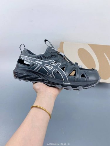 亚瑟士 Asics Gel-Sonomase 运动休闲透气专业跑鞋 儿童抽拉绳运动凉鞋 原档案据数开发楦型纸版 洞洞鞋面，更贴合脚型和舒适透气，后跟稳定片带来合