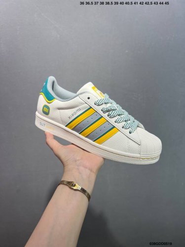 核心私 公司级Ad Originals Superstar 经典复古贝壳头板鞋 Jp9310 诞生于1969年 是第一双将全皮面鞋 身与橡胶鞋头结合在一起的低帮