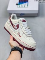 公司级带半码耐克Nike AIR FORCE 1‘07 空军一号低帮百搭休闲运动板鞋。柔软、弹性十足的缓震性能和出色的中底设计，横跨复古与现代的外型结合，造就出