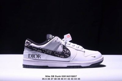 耐克Nike Sb Dunk Low 扣篮系列复古低帮休闲运动滑板板鞋。采用脚感柔软舒适Zoomair气垫，有效吸收滑板等极限运动在落地时带来的冲击力，为街头运