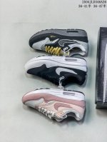 Swoosh X Nike Air Max 1 Big Head Mode 舒适百搭防滑耐磨 低帮跑步鞋 男女同款 黑灰色。性能出众的一双透气鞋面后置半掌气垫运