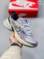 公司级真标带半码！ Nike V2K Run跑步鞋 复古风潮 网面透气运动鞋 先行尝鲜版 紧致的鞋面材质提供良好的包裹性 鞋侧 Swoosh以及鞋头部分搭配增添