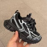 新色 巴黎新款网纱儿童魔术贴老爹鞋 Size：26-37码 经典巴黎世家老爹鞋 网纱设计，透气又舒适 魔术贴设计，穿脱方便
