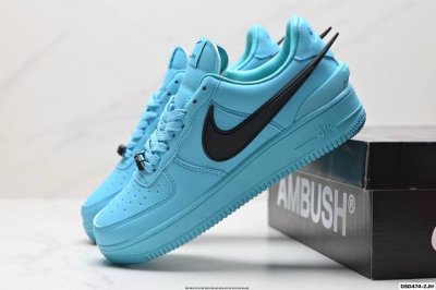 真标Ambush X Nk Air Force 1‘07 Low Sp 空军一号联名标志性的Swoosh延伸至鞋跟之外 鞋舌和鞋垫上印有Ambush品牌标志 整