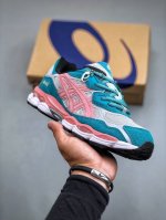 Asics Gel-Nyc 亚瑟士运动休闲透气专业跑鞋 鞋面采用反绒皮与网布拼接 透气舒适兼具休闲时尚 结合简明的配色 展现品牌的传承及引领复古流行的主题 虎爪