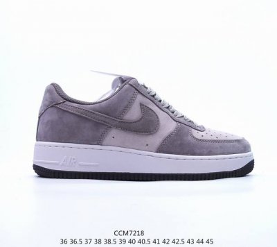 公司级耐克nike Air Force 1 Low 空军一号低帮百搭休闲运动板鞋。柔软、弹性十足的缓震性能和出色的中底设计，横跨复古与现代的外型结合，造就出风靡