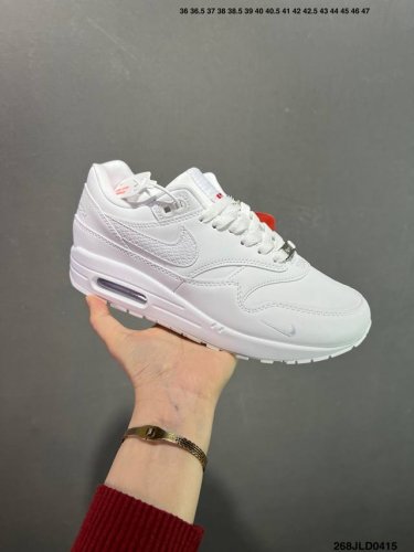 公司级耐克 Nike Air Max1 Sp混合科技 透气后掌半气垫慢跑鞋 兼具非凡优质外观和出色穿着体验！性能出众的一双透气鞋面后置半掌气垫运动鞋。货号：Dc