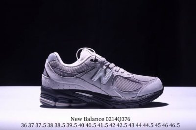 公司级New Balance 2002R 新百伦经典配色 沿袭了面世之初的经典科技，以Encap中底配以升级版N-Ergy缓震物料。鞋面则采用特色的柔软麂皮搭以