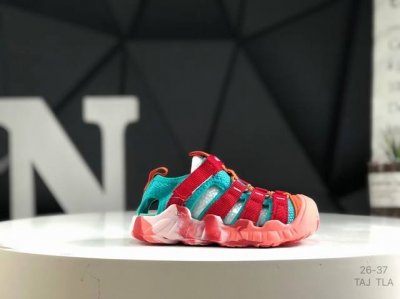 精品童鞋 Keen 科恩童鞋 运动 凉鞋，源自美国的户外休闲鞋品牌，以创新、高品质、高科技以及舒适著称。其独特的设计，完美融合了功能性与时尚感。宽楦鞋头给予脚趾