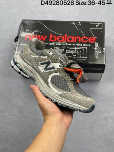 new Balance 2R 跑鞋 沿袭了面世之初的经典科技 以 Encap 中底配以升级版 N-Ergy 缓震物料 鞋面则采用特色的柔软麂皮搭以 New Ba