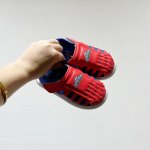 专柜版Adidas小海马三代儿童凉鞋 Size:22-35码 Adidas小海马三代童鞋，踩出快乐的步伐设计超级萌萌哒，色彩斑斓，就像彩虹在脚边跳舞。 经典Ad