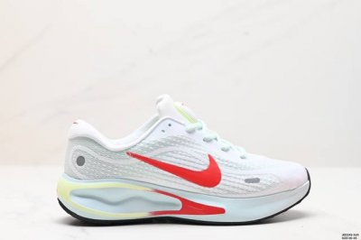 公司级nike Journey Run 2024跑步鞋 使用了新型的缓震材料 脚感偏韧 后跟有加厚的海绵填充 鞋子前掌和后掌做了加宽设计 增加了跑步时的稳定性