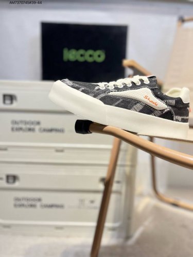 ecco爱步男鞋轻便透气舒适耐穿 亲肤吸汗舒适内里 防滑防磨 持久干爽 简约粗绳系带 穿脱更加方便 柔韧防滑大底 鞋底立体凹槽 凹凸花纹加持 增强防滑减震性能