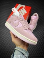 B 公司级Nike Dunk Low Lace pack 粉色 此款以简约大方的造型设计 给人以随性休闲的时尚格调 穿着舒适轻便 运动灵活自如 满足日常个性穿搭