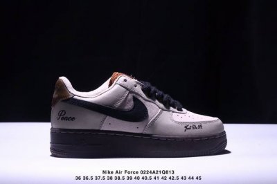真标耐克Nike Air Force 1“07空军一号低帮百搭休闲运动板鞋。柔软、弹性十足的缓震性能和出色的中底设计，横跨复古与现代的外型结合，造就出风靡全球三