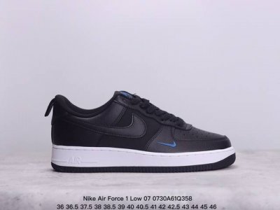公司级耐克nike Air Force 1 Low 空军一号低帮百搭休闲运动板鞋。柔软、弹性十足的缓震性能和出色的中底设计，横跨复古与现代的外型结合，造就出风靡