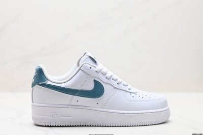 真标耐克Nike Air Force 1’07空军一号低帮百搭休闲运动板鞋。柔软、弹性十足的缓震性能和出色的中底设计，横跨复古与现代的外型结合，造就出风靡全球三