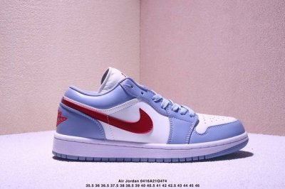Air Jordan 1 Low Aj1 原装版本低帮球鞋一直是占领街头的宠儿。眼前两款 Air Jordan 1 Low 新品，不仅拥有黑脚趾的熟悉轮廓，简洁