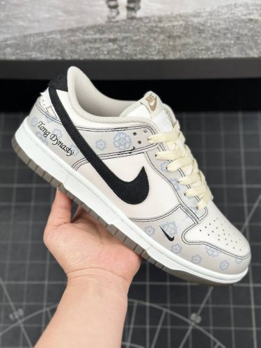 核心私 Nk Dunk Low Retro Se 叁次实验室 古唐印花 低帮休闲板鞋 #定制鞋盒 鞋款灵感来源唐朝印刷 高奢中国风 采用脚感柔软舒适zoomai