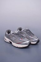 New Balance 509系列 复古休闲运动慢跑鞋 经典网面复古鞋型 造型简洁流畅 层次材质方面设计师在不同色彩区域同样采用拼接方式将翻毛皮、麂皮、网眼等面
