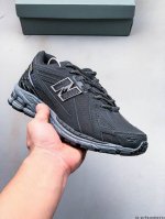 New Balance M1906Ri Nb宝藏老爹鞋款，复古元素叠加，质感超级棒，楦版型材料细节做工精细，货如实拍图 作为Nb最经典的档案鞋型之一，与2002