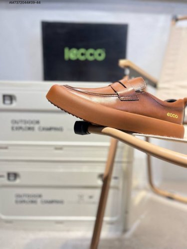 Ecco爱步男鞋轻便透气舒适耐穿 亲肤吸汗舒适内里 防滑防磨 持久干爽 简约粗绳系带 穿脱更加方便 柔韧防滑大底 鞋底立体凹槽 凹凸花纹加持 增强防滑减震性能