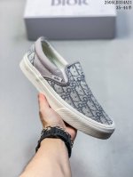 vans X Dior 联名一脚蹬 高级灰来报道 vans Aut 迪奥独家重磅释出 这个岩石灰太绝了 非常非常高级 Dior标志性的老花刺绣立体感很强 普通中