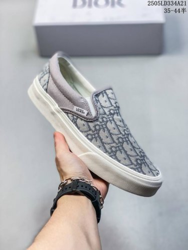 vans X Dior 联名一脚蹬 高级灰来报道 vans Aut 迪奥独家重磅释出 这个岩石灰太绝了 非常非常高级 Dior标志性的老花刺绣立体感很强 普通中