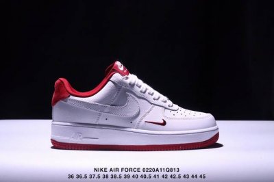 真标耐克Nike Air Force 1“07空军一号低帮百搭休闲运动板鞋。柔软、弹性十足的缓震性能和出色的中底设计，横跨复古与现代的外型结合，造就出风靡全球三