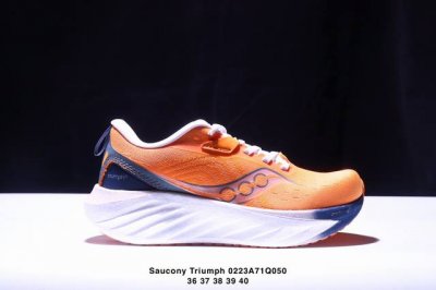 公司级 Saucony Triumph 索康尼胜利旗舰级缓震型跑鞋 性能相比前几代再升级：鞋面采用全新升级的工学网设计 贴合脚部更透气 中底部分使用最新的Pwr