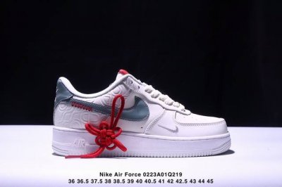 耐克 Nike Air Force 1 ’07 空军一号低帮百搭休闲运动板鞋。柔软、弹性十足的缓震性能和出色的中底设计，横跨复古与现代的外型结合，造就出风靡全球