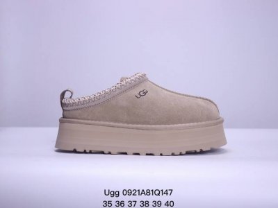 Ugg 厚底秋冬羊皮毛一体雪地靴 皮料生产 羊绒鞋垫 冬季保暖外出 家居都是很适合的选择 进年uug推出款式系列 局部偏向年轻消费者喜好 也走到时尚潮流穿搭的前