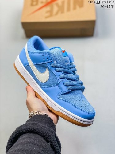 耐克 Nike Dunk Low Retro 运动鞋复古板鞋 ，作为 80 年代经典篮球鞋款，起初专为硬木球场打造，后来成为席卷街头的时尚标杆，现以经典细节和复
