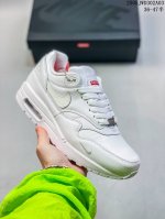 公司级Nike Air Max 1 耐克气垫 缓震 耐磨运动鞋 鞋身材质均选择皮革 织物 麂皮多种材质覆盖 保证质感的前提下 层次感也相当不错 带有开窗式 Ai