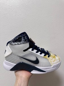 耐克Zoom科比高帮复古篮球鞋 公司级首发带来更佳的包裹感受缓震材料中底 打造出众回弹体验带来非凡缓震效果 经典外底铸就强劲抓地力 尺码: 28-35