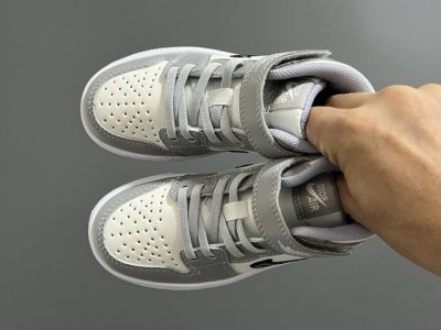 乔一真标头层魔术扣儿童运动鞋 Size：22-37.5码 经典乔丹系列 魔术扣松紧带设计，穿脱自如 中帮款式设计，保护稚嫩脚踝 上脚超级洋气