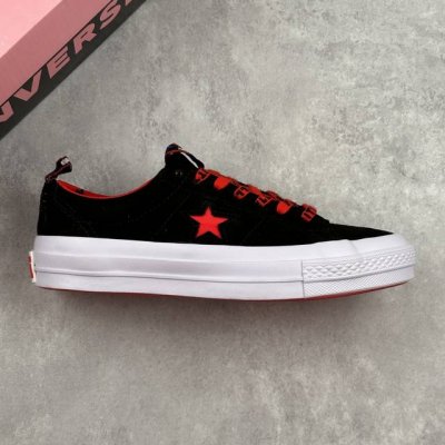 本地 核心私 Hello Kitty 凯蒂猫 × Converse One Star 黑红联名款潮流复古 防滑耐磨低帮板鞋 黑色鞋身搭配侧面红色星星Logo 凯