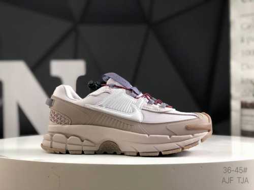 耐克 Nike Zoom Vomero Roam 马拉松复古跑五代休闲运动慢跑鞋 采用环保纤维革饰片组合网眼布鞋面材质 升级正确后跟Tpu加固 耐弯折热塑框架支