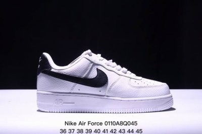 Nike Air Force 1 ’07 Low 空军一号低帮百搭休闲运动板鞋。柔软、弹性十足的缓震性能和出色的中底设计，横跨复古与现代的外型结合，造就出风靡全