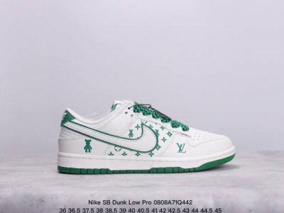 耐克 Nike Sb Dunk Low Pro 复古低帮休闲运动滑板板鞋。采用脚感柔软舒适zoomair气垫，有效吸收滑板等极限运动在落地时带来的冲击力，为街头