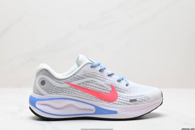 公司级nike Journey Run 2024跑步鞋 使用了新型的缓震材料 脚感偏韧 后跟有加厚的海绵填充 鞋子前掌和后掌做了加宽设计 增加了跑步时的稳定性