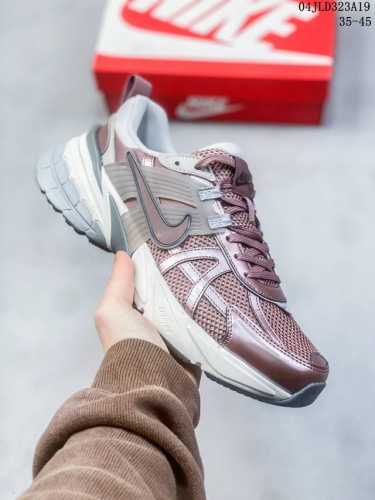 Nike 耐克 耐克nike Zoom Vomero 5 Prm运动鞋休闲训练跑步鞋运动鞋 妥帖包覆足部，提供透气支撑效果。耐穿材料组合设计，助你从容应对日常挑