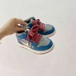Air Jordan 1 联名款中邦儿童篮球鞋 SIZE:26-37码 在篮球场上，每个小球员都渴望拥有一双专属的战靴，让自己在赛场上更加闪耀。今天，我们就来揭